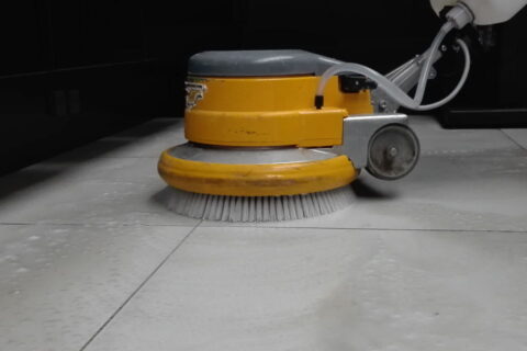 Strojové čištění a voskování podlah